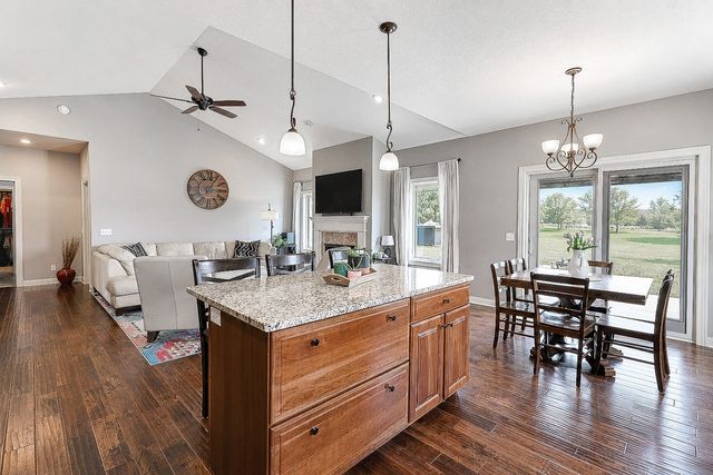 1812 W 3rd Street, Pella, IA 50219