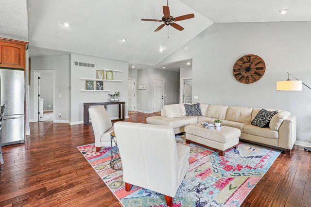 1812 W 3rd Street, Pella, IA 50219