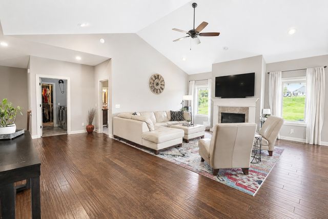 1812 W 3rd Street, Pella, IA 50219