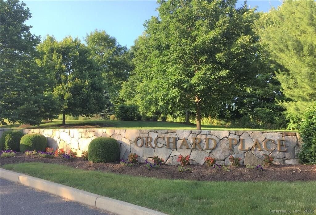 20 Orchard Street 306, Brookfield, CT 06804