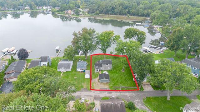 9393 Boncrest Street, Commerce Twp, MI 48382