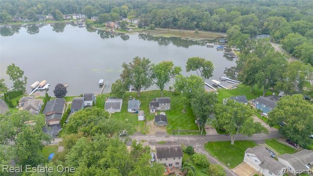 9393 Boncrest Street, Commerce Twp, MI 48382