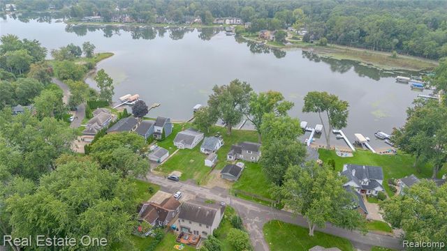 9393 Boncrest Street, Commerce Twp, MI 48382