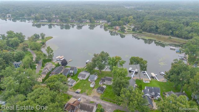 9393 Boncrest Street, Commerce Twp, MI 48382