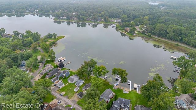 9393 Boncrest Street, Commerce Twp, MI 48382