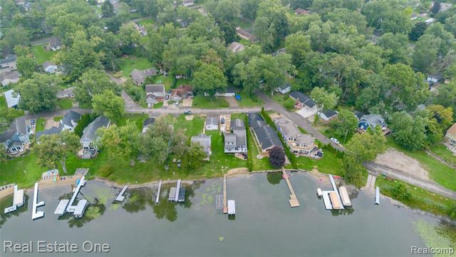 9393 Boncrest Street, Commerce Twp, MI 48382