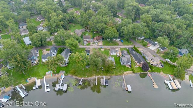 9393 Boncrest Street, Commerce Twp, MI 48382