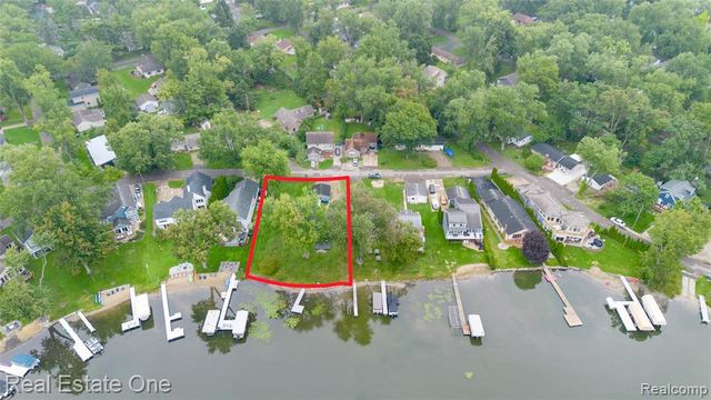 9393 Boncrest Street, Commerce Twp, MI 48382