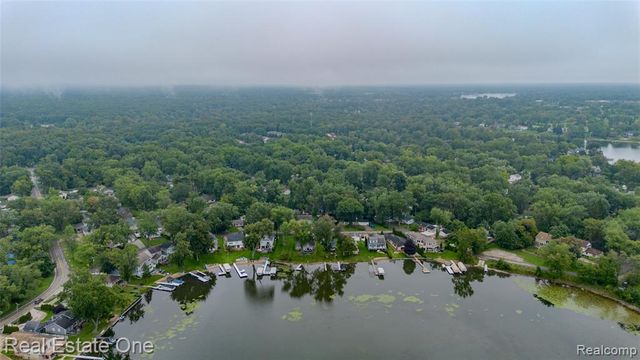 9393 Boncrest Street, Commerce Twp, MI 48382