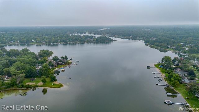 9393 Boncrest Street, Commerce Twp, MI 48382