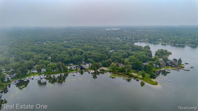9393 Boncrest Street, Commerce Twp, MI 48382