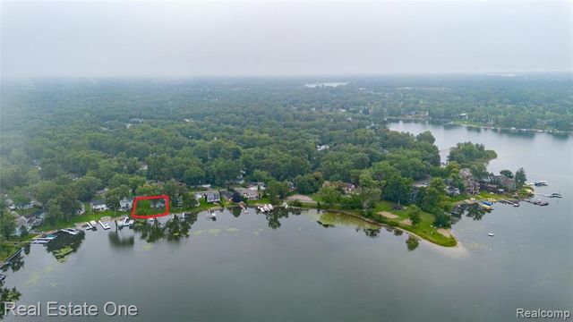 9393 Boncrest Street, Commerce Twp, MI 48382