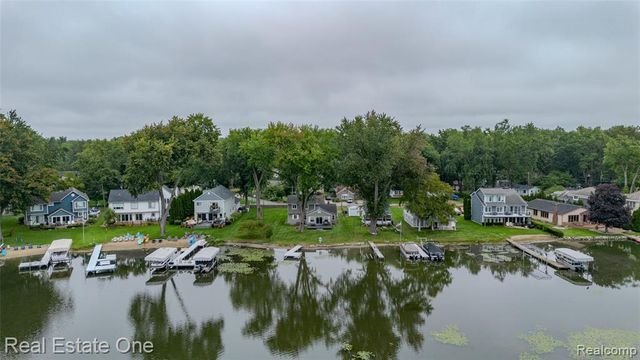 9393 Boncrest Street, Commerce Twp, MI 48382