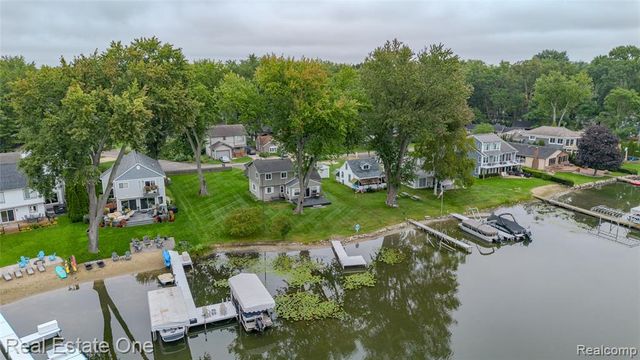 9393 Boncrest Street, Commerce Twp, MI 48382