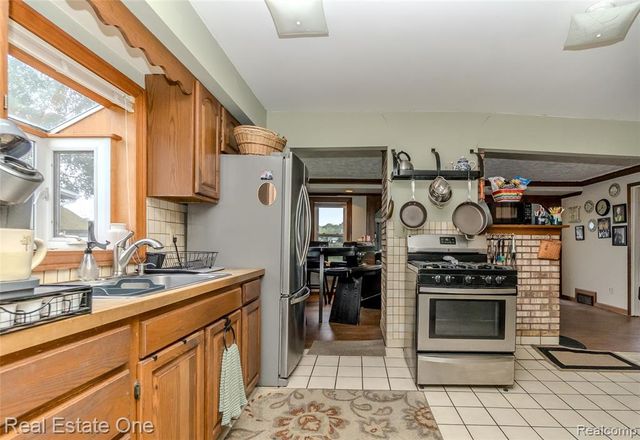 9393 Boncrest Street, Commerce Twp, MI 48382