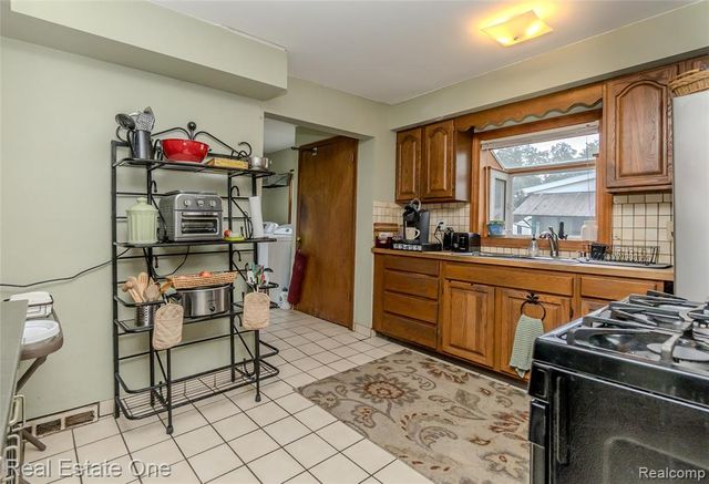 9393 Boncrest Street, Commerce Twp, MI 48382