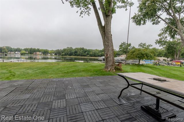 9393 Boncrest Street, Commerce Twp, MI 48382