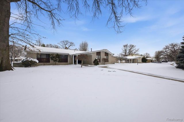 32523 Newcastle Drive, Warren, MI 48093