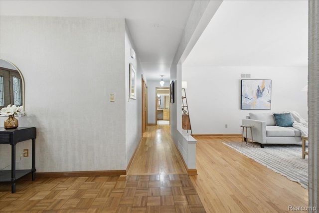 32523 Newcastle Drive, Warren, MI 48093