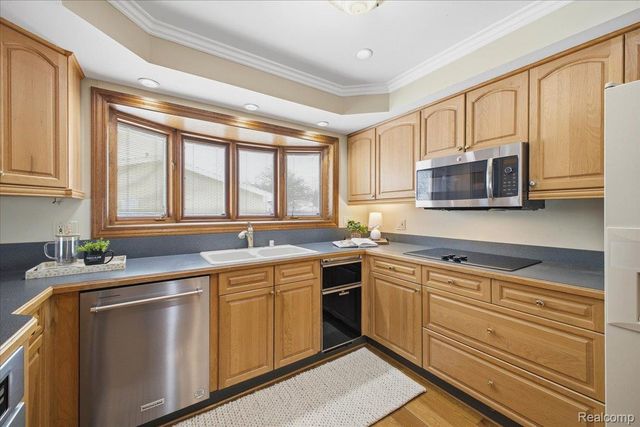 32523 Newcastle Drive, Warren, MI 48093