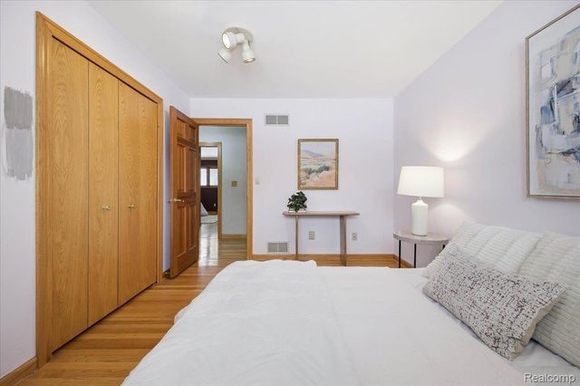 32523 Newcastle Drive, Warren, MI 48093