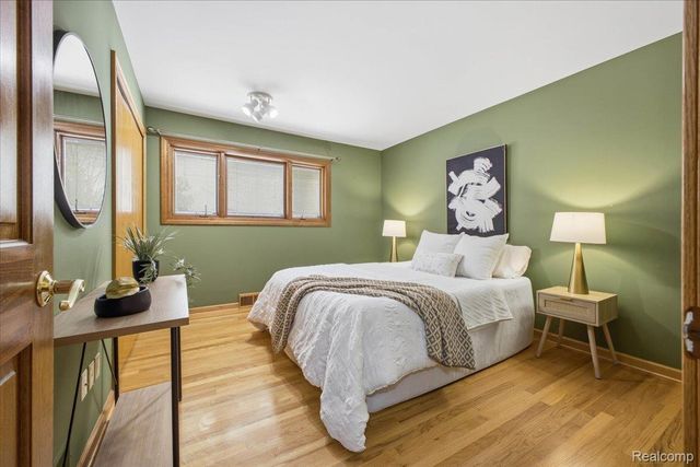 32523 Newcastle Drive, Warren, MI 48093