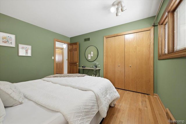 32523 Newcastle Drive, Warren, MI 48093