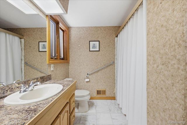 32523 Newcastle Drive, Warren, MI 48093