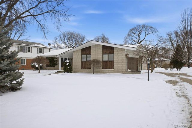 32523 Newcastle Drive, Warren, MI 48093