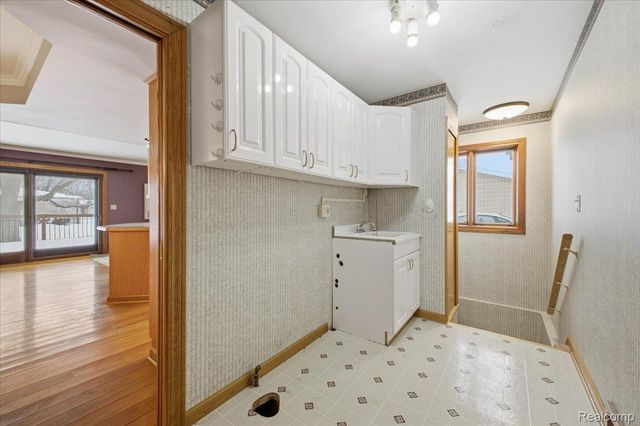 32523 Newcastle Drive, Warren, MI 48093