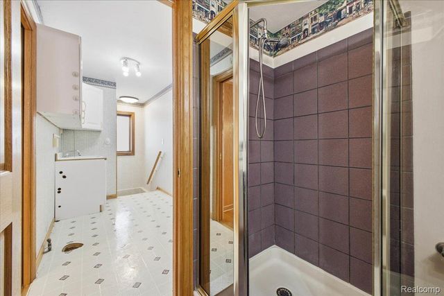 32523 Newcastle Drive, Warren, MI 48093