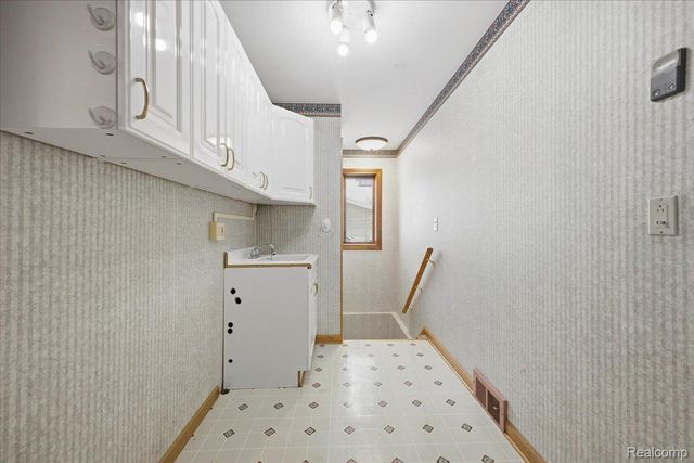 32523 Newcastle Drive, Warren, MI 48093