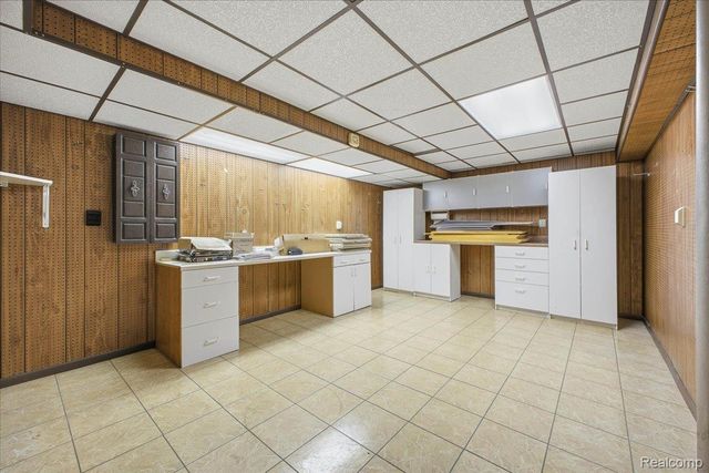 32523 Newcastle Drive, Warren, MI 48093