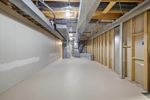 32523 Newcastle Drive, Warren, MI 48093