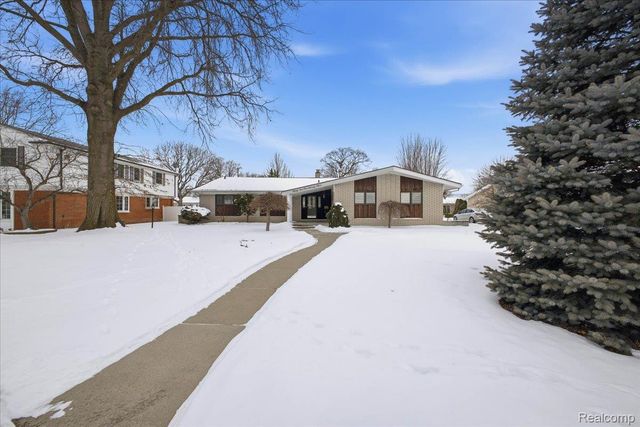 32523 Newcastle Drive, Warren, MI 48093