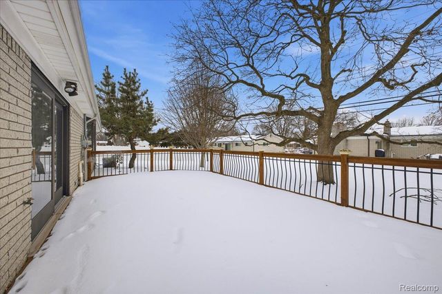 32523 Newcastle Drive, Warren, MI 48093