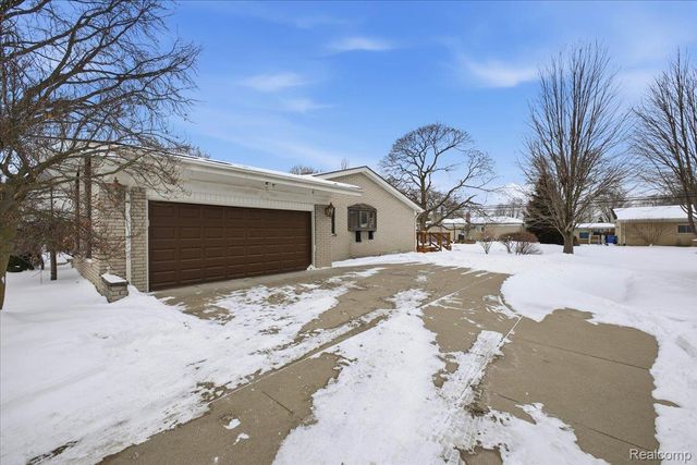 32523 Newcastle Drive, Warren, MI 48093