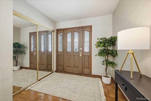 32523 Newcastle Drive, Warren, MI 48093