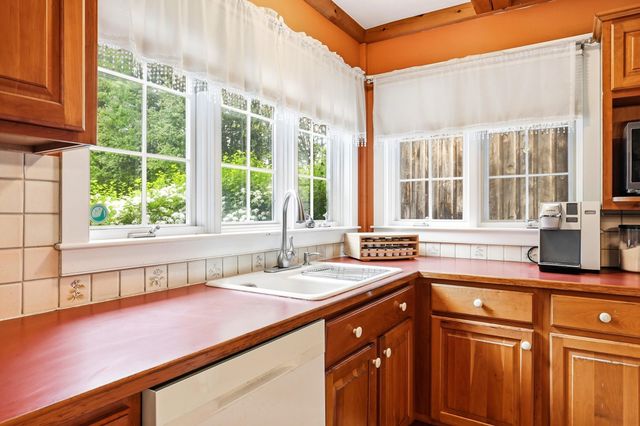 28 Island Road, Deerfield, NH 03037