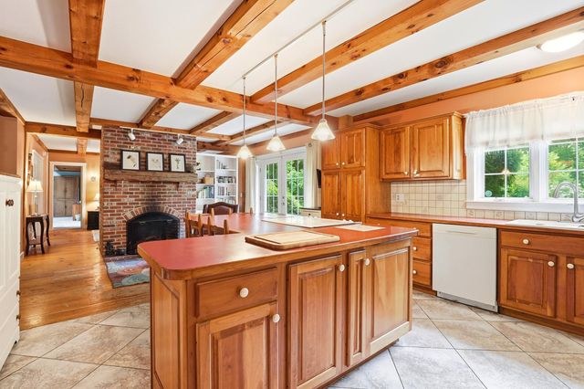 28 Island Road, Deerfield, NH 03037