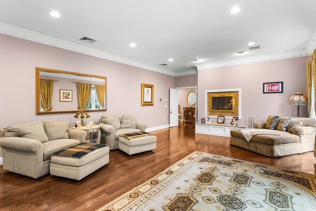 6 Steel Rd, Hopedale, MA 01747