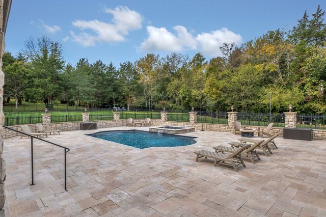 5915 Hillsboro Pike, Nashville, TN 37215