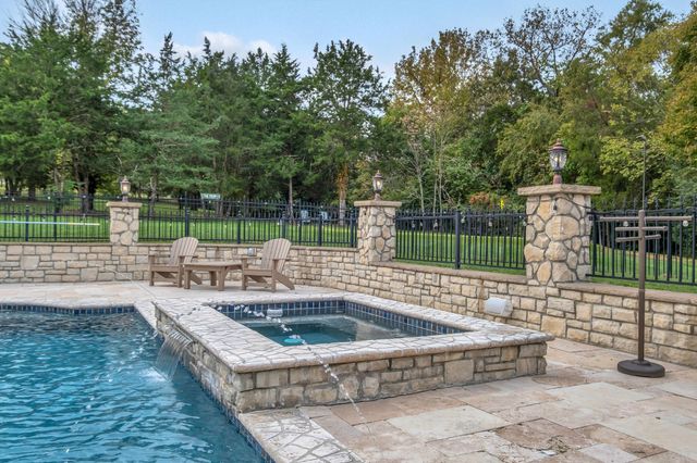 5915 Hillsboro Pike, Nashville, TN 37215