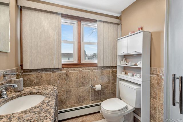 175 Wickfield Lane, North Babylon, NY 11703