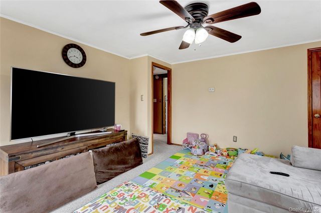 175 Wickfield Lane, North Babylon, NY 11703