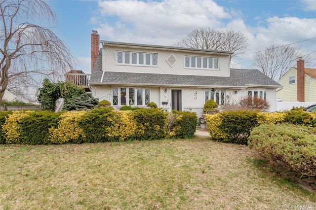 175 Wickfield Lane, North Babylon, NY 11703