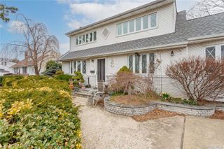 175 Wickfield Lane, North Babylon, NY 11703