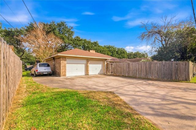 203 Wilshire Drive, Victoria, TX 77904