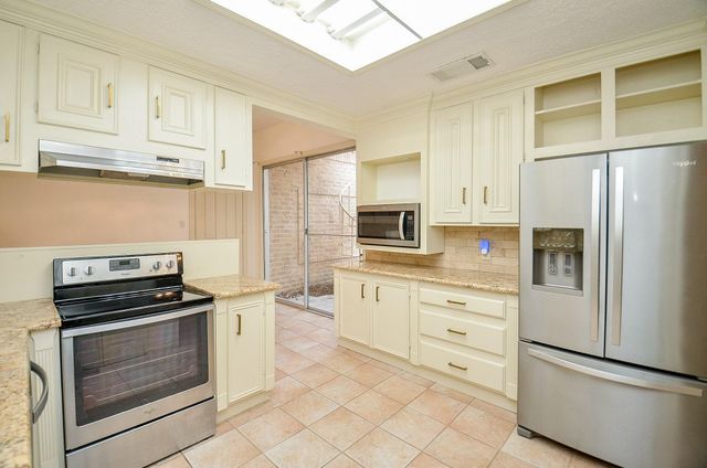 44 Bayou Pointe Drive, Houston, TX 77063