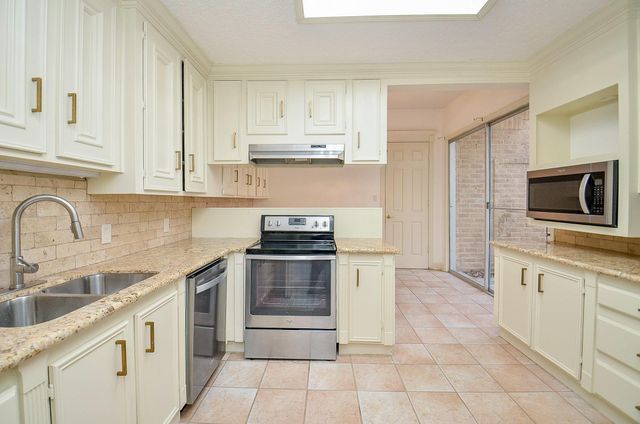 44 Bayou Pointe Drive, Houston, TX 77063